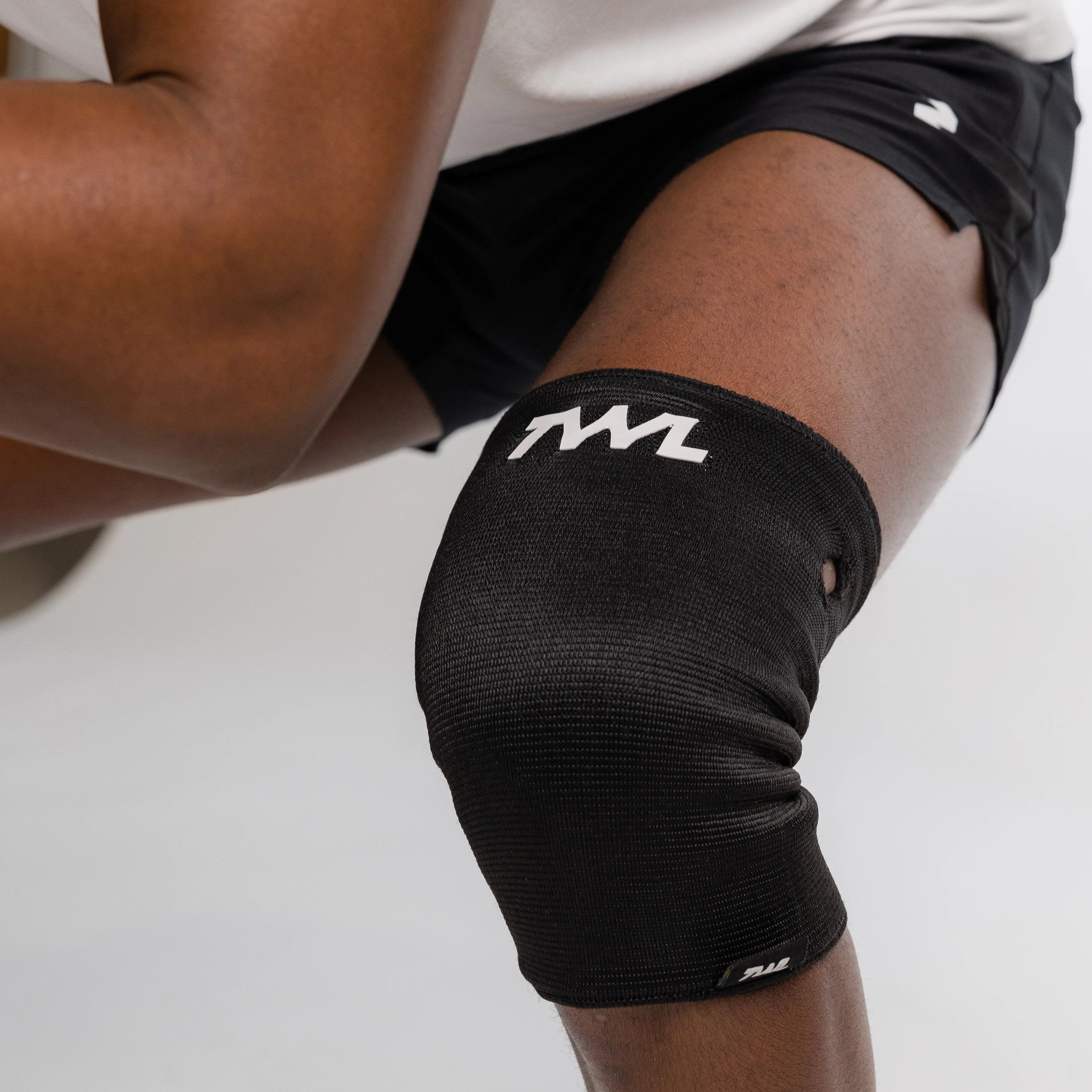 TWL - 4MM KNITTED KNEE SLEEVES - PAIR - BLACK/WHITE